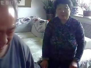 Chinesa velho casal em o vivo quarto obsceno viver sexo