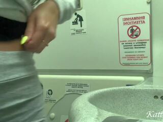Risky สำเร็จความใคร่ และ การปัสสาวะ ใน the airplane ห้องน้ำ | xhamster