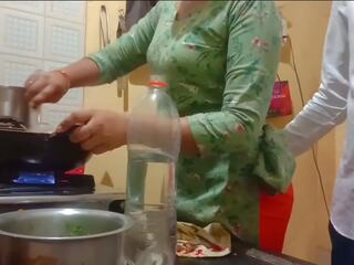 इंडियन हॉट वाइफ मिला गड़बड़ जबकि खाना बनाना में किचन | xhamster