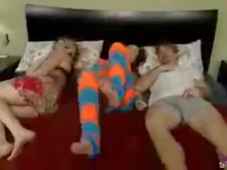 Se folla o su hija mientras duerme su esposa (incesto)dormida (folla asu papá)